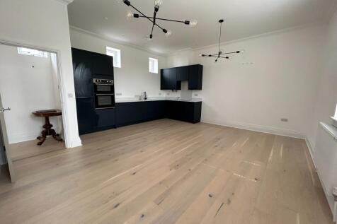 2-bed house on Massandra Court, £1,250/mo