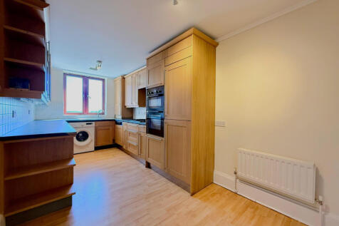 2 BEDROOM, 2 BATHROOM FLAT