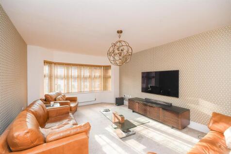 18 Pickwick Gardens, Compton photo 2