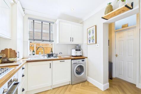 CAM01909G0-PR0330-STILL022