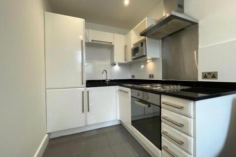 2 bed flat to rent Darby Close, London CR3