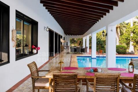 Luxury villa with swimming pool, private forest and more than 4,000 m² plot in Binixica
