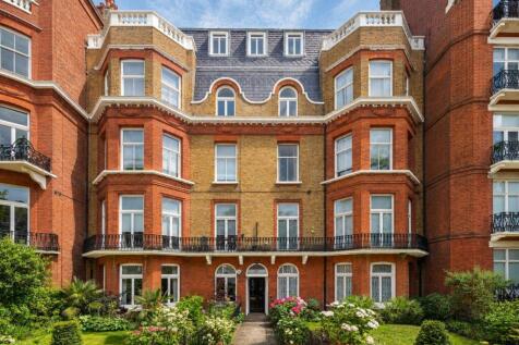 recently renovated exterior victorian building.jpe