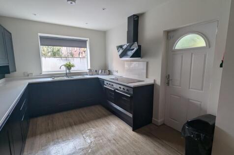 5-bed house on 5 Bed - Garmoyle Road, Wavertree, L15, £689/mo