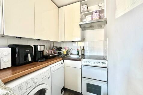 March Court, Warwick Drive, SW15 photo 3