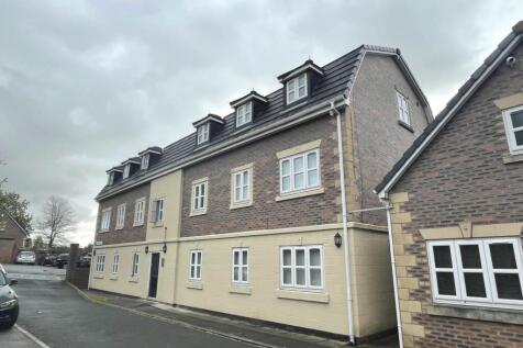 2-bed flat on Quarry Way, Huyton, Liverpool, Merseyside, L36, £800/mo