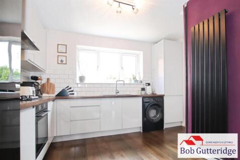 "L" SHAPED  FITTED KITCHEN / DINING ROOM