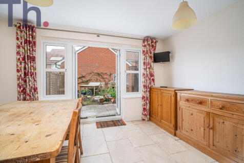 Lounge/Dining Area