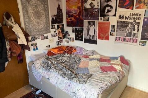 Cozy, characterful double bedroom with a comfor...