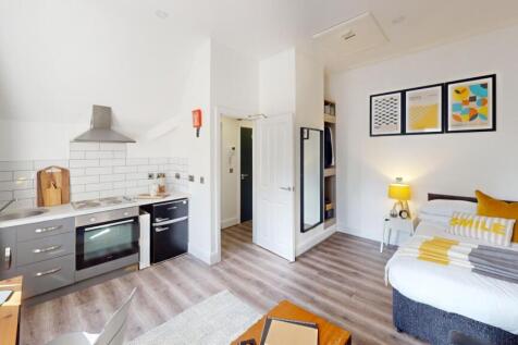 A spacious and bright large double bedroom feat...
