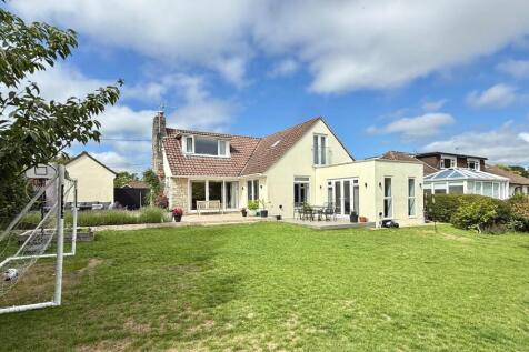 4 Bedroom Detached Chalet