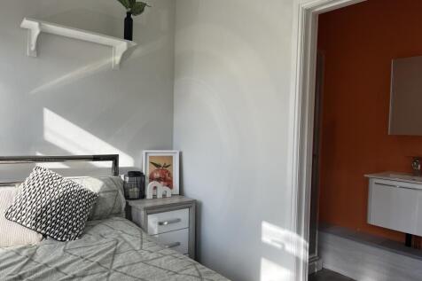 Kirkby Street // 3 BED & 3 BATH // May 2027 photo 5
