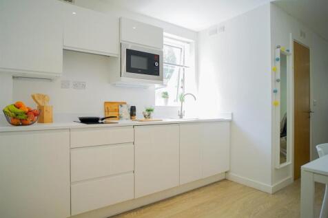 NEWCASTLE-UNDER-LYME | STUDENT | SEPTEMBER | ST5 photo 4