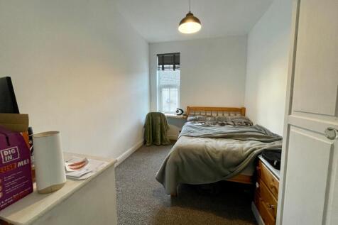 3 Bedrooms Available//West End // 4 Bed Property // AUG 2027 photo 3