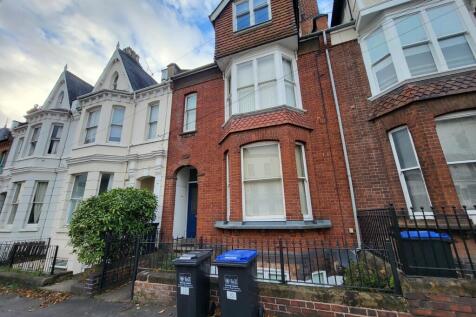 3-bed flat on Flat 1, 10 Dale Street, Leamington Spa, CV32 5HJ, £1,980/mo