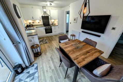 15 Cross Man Way kitchen3.jpg