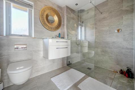 EN-SUITE SHOWER ROOM