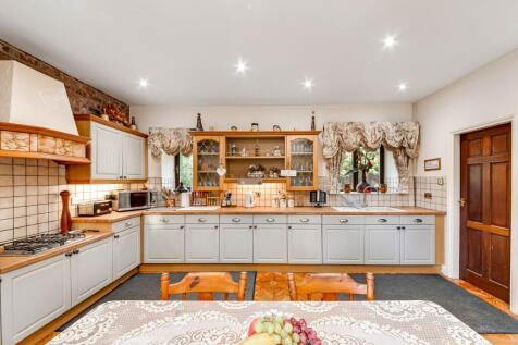 OPEN-PLAN DINING KITCHEN