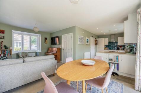 KITCHEN/LIVING ROOM