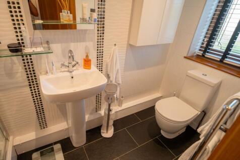 Main ensuite bathroom