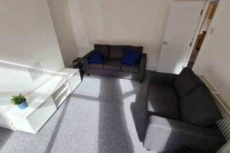 5-bed house on Wallace Avenue, Manchester, £3,077/mo