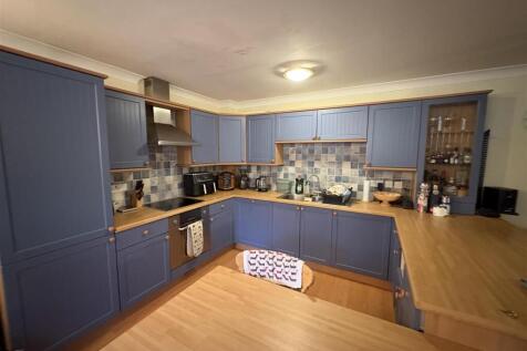 KITCHEN/DINING AREA