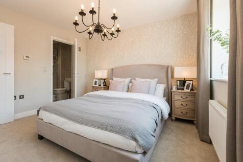 The main bedroom features an en suite shower room