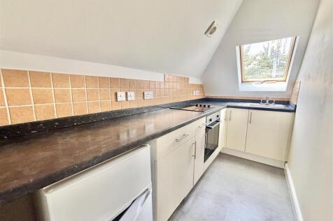 Lower Blandford Road, Broadstone photo 5