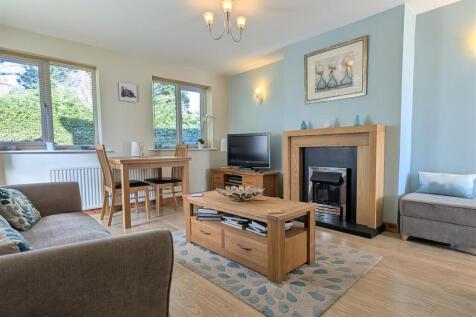 LOUNGE WITH DINING AREA