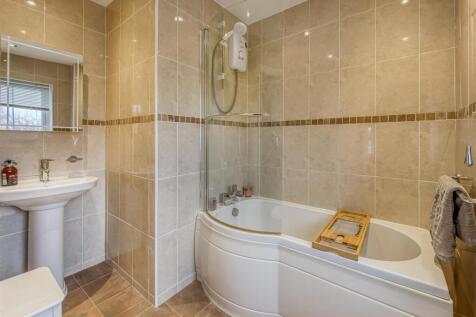 2 Heath House Drive-bed1 ensuite.jpg