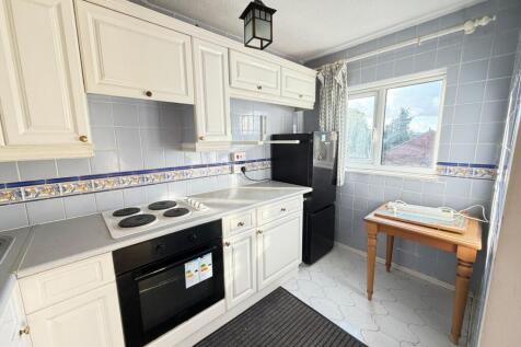 Whitley Close, Stanwell, Staines-upon-Thames, TW19 photo 3