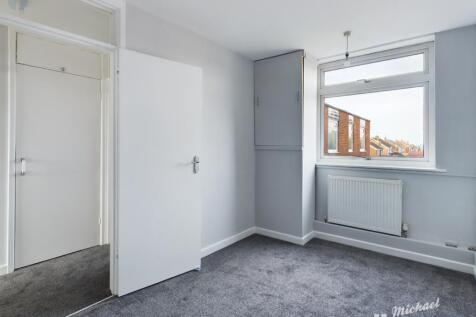 CAM03852G0-PR0142-STILL014