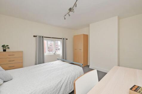 Bright, neatly presented double bedroom with a ...