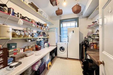 Walk-in Pantry/Utility