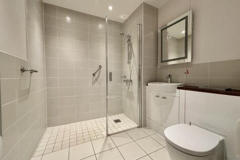 Ensuite to bedroo...