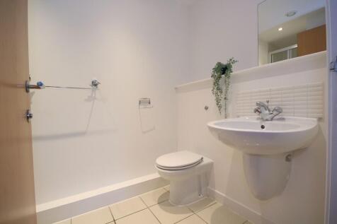 3.2LQ Bathroom