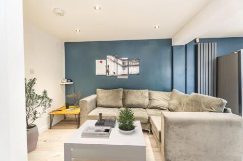 5-bed house on Forsythia Gardens, Nottingham, NG7, £3,368/mo