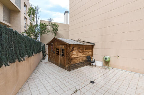 The 90 sqm terrace offers ample space