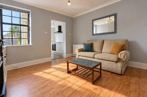 3-bed house on Columbia Road, Bournemouth, BH10, £1,800/mo