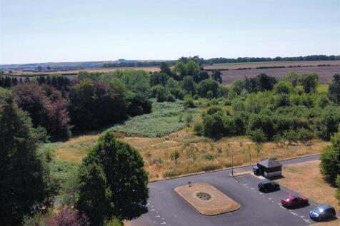 Front view over parkland