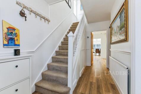 Sayes Court, Addlestone, KT15 photo 4