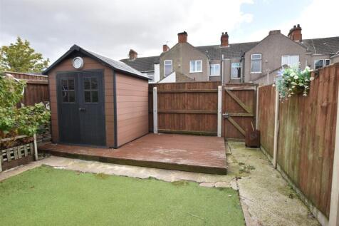 SUMMERHOUSE &amp; DECKING AREA