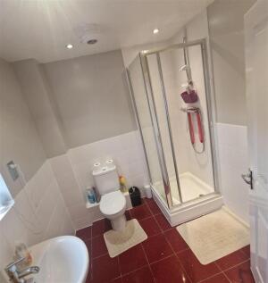 Bed 4 en suite.jpg