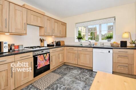 Caspian Close Fishbourne PO18 photo 3