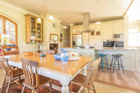 OPEN PLAN DINING/KITCHEN/LOUNGE AREA