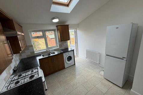 Lansbury Avenue, Feltham, TW14 photo 4