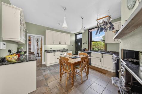 OPEN-PLAN DINING KITCHEN