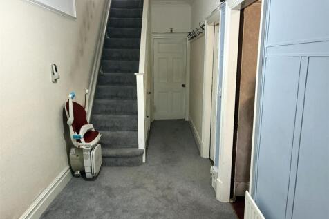 ENTRANCE HALL/STAIRS