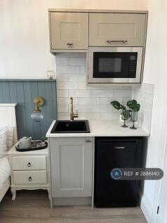 Room 7 Kitchenette
