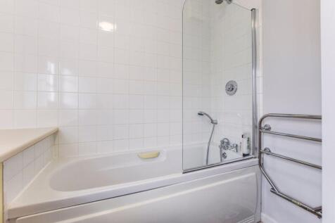 Family bathroom 2